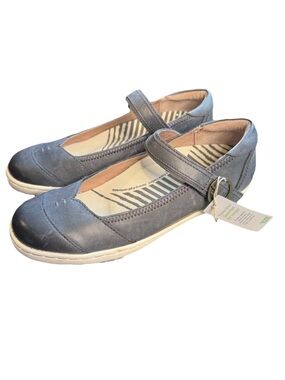 NWT Taos Forward Mary Jane Flats Steel Gray Leather Shoes Strap Closure 7.5 S4